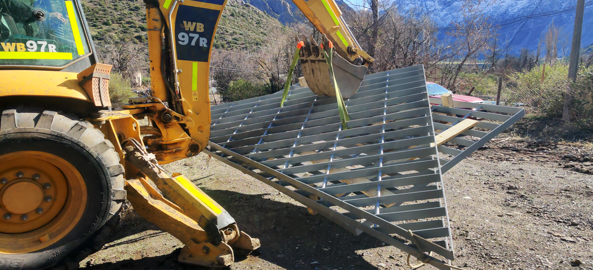 grúa levantando una reja a las afueras de una zona de construcción